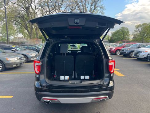 Used 2017 Ford Explorer XLT w/ Equipment Group 202A AWD/4WD image 14