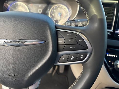 Used 2023 Chrysler Pacifica Touring-L image 23