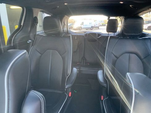 Used 2022 Chrysler Pacifica Limited w/ Uconnect Theater Family Group image 28