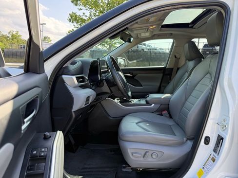 Used 2023 Toyota Highlander XLE FWD image 25