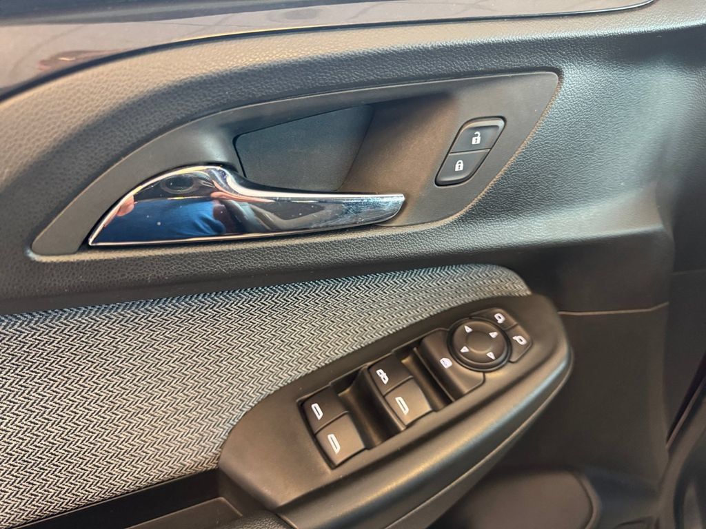 Used 2022 Chevrolet TrailBlazer LT w/ Convenience Package FWD image 11