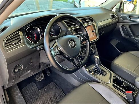 Used 2018 Volkswagen Tiguan SE w/ Panoramic Sunroof Package image 14