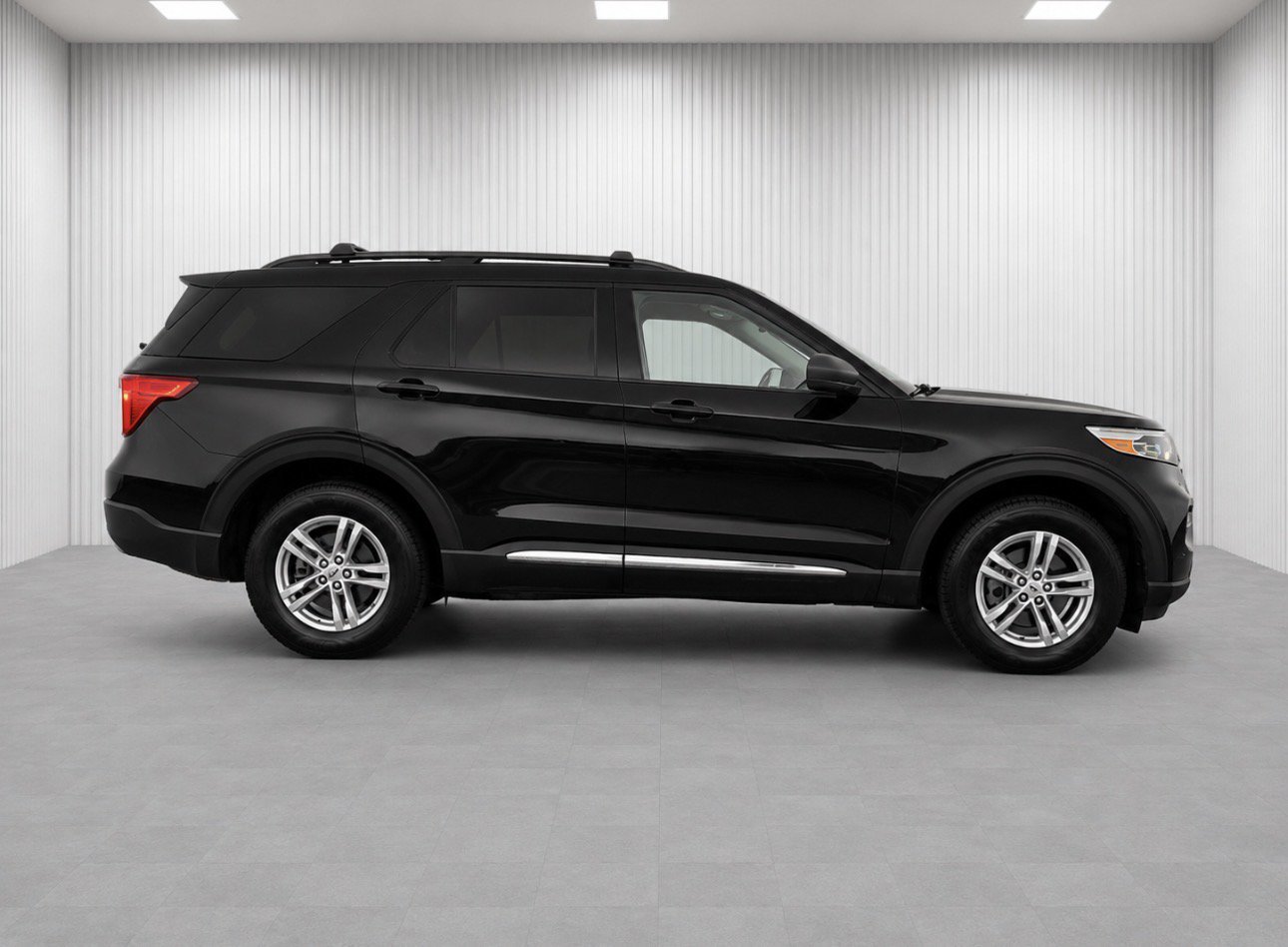 Used 2023 Ford Explorer XLT w/ Equipment Group 202A AWD/4WD image 2