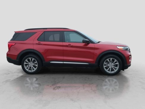 Certified 2024 Ford Explorer XLT w/ Equipment Group 202A AWD/4WD image 9