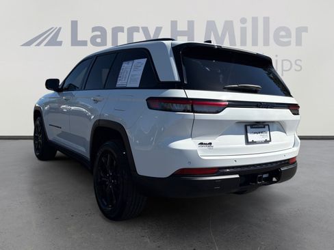 Used 2025 Jeep Grand Cherokee Altitude AWD/4WD image 3