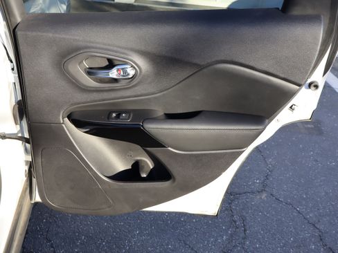 Used 2020 Jeep Cherokee Latitude Plus image 33