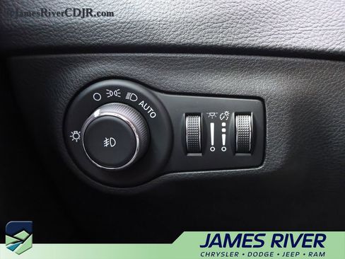 Used 2019 Jeep Compass Latitude FWD image 40