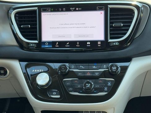 Used 2024 Chrysler Pacifica Touring-L FWD image 14
