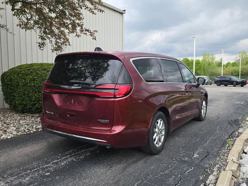 Used 2023 Chrysler Pacifica Touring-L FWD image 8