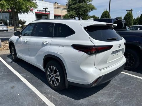 Used 2024 Toyota Highlander XLE FWD image 2