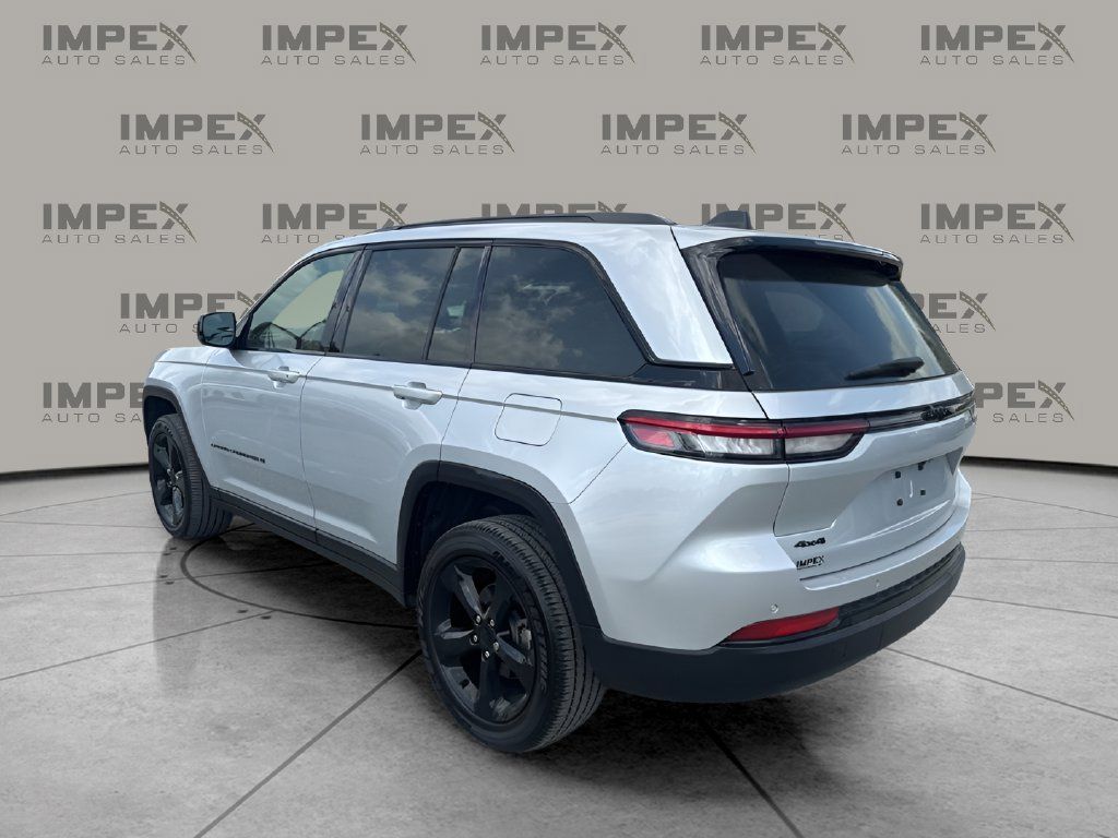 Used 2024 Jeep Grand Cherokee Altitude AWD/4WD image 3