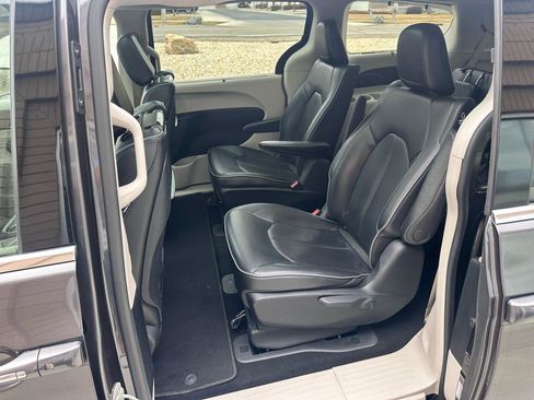 Used 2018 Chrysler Pacifica Limited image 10