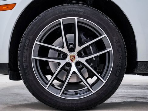 Certified 2025 Porsche Macan image 13