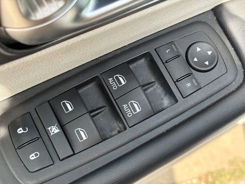 Used 2023 Chrysler Pacifica Touring-L FWD image 19