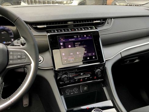 New 2025 Jeep Grand Cherokee L Laredo image 7