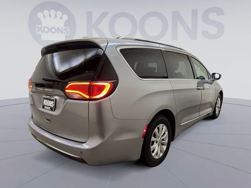 Used 2019 Chrysler Pacifica Touring-L image 5