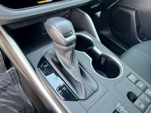 Used 2024 Toyota Highlander LE image 24