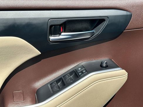 Used 2021 Toyota Highlander XLE image 22