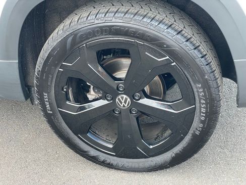 Certified 2025 Volkswagen Taos SE image 27