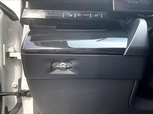 Used 2025 BMW 530i w/ Premium Package image 32