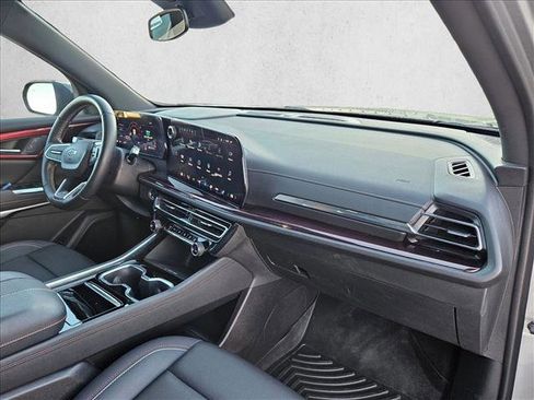 Used 2024 Chevrolet Traverse Z71 image 23