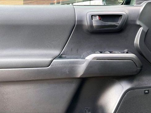 Used 2022 Toyota Tacoma TRD Off-Road image 15