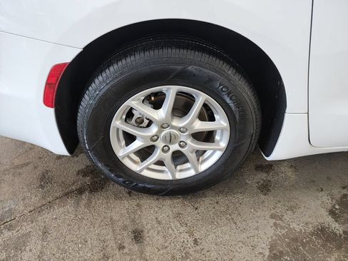 Used 2024 Chrysler Pacifica Touring-L FWD image 38