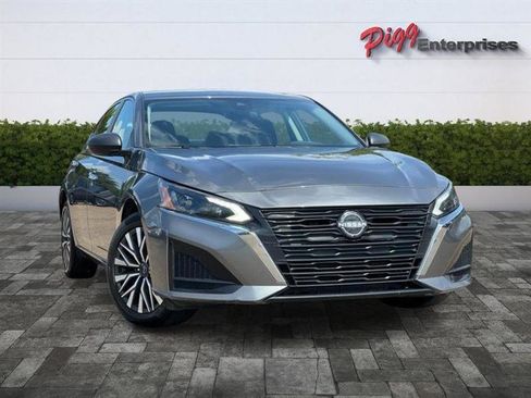 Used 2024 Nissan Altima 2.5 SV AWD/4WD image 39