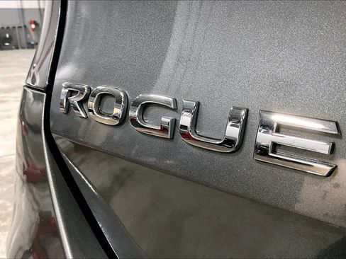 Used 2015 Nissan Rogue SV w/ SV Moonroof Package image 31