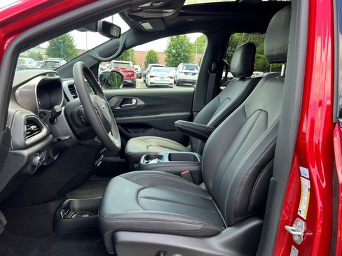 New 2025 Chrysler Pacifica Select w/ Fav Edition Package image 13