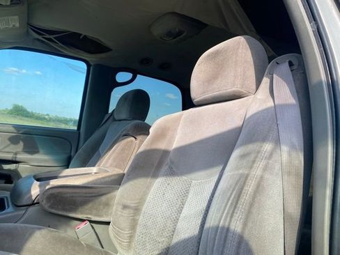 Used 2004 Chevrolet Tahoe LS w/ Preferred Equipment Group RWD image 13