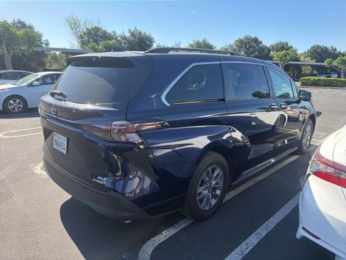 Certified 2023 Toyota Sienna XLE FWD image 8