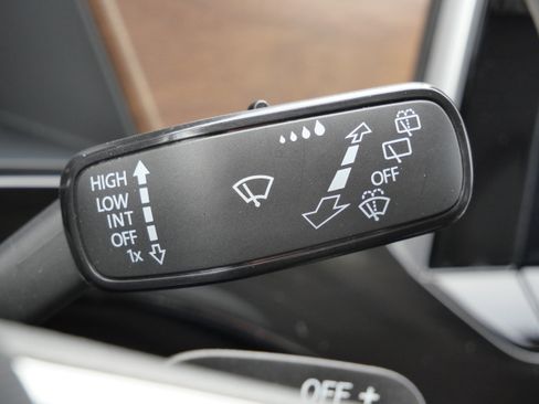 Used 2025 Volkswagen Atlas SE image 34