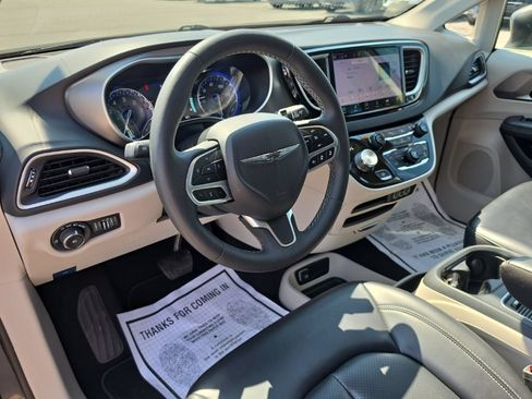 Certified 2023 Chrysler Pacifica Touring-L FWD image 14