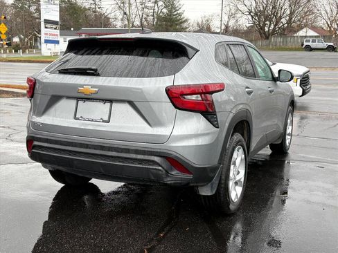 Used 2024 Chevrolet Trax LS w/ LS Convenience Package image 5
