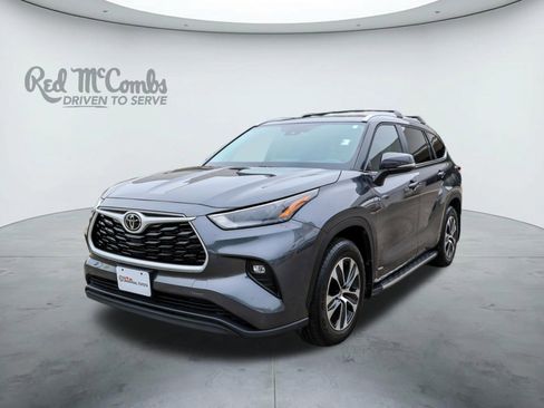 Used 2025 Toyota Highlander XLE AWD/4WD image 1