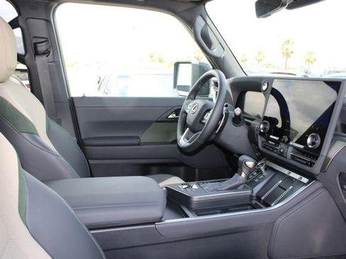 Certified 2025 Lexus GX 550 w/ Accessory Package (32) AWD/4WD image 5