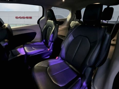 Used 2024 Chrysler Pacifica Select image 13