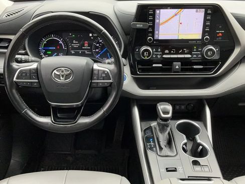 Used 2020 Toyota Highlander XLE AWD/4WD image 11