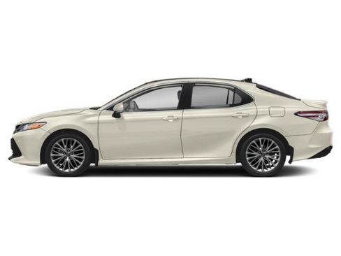 Used 2018 Toyota Camry XLE FWD image 3