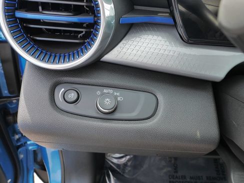 Used 2025 Chevrolet Trax LT w/ LT Convenience Package FWD image 23