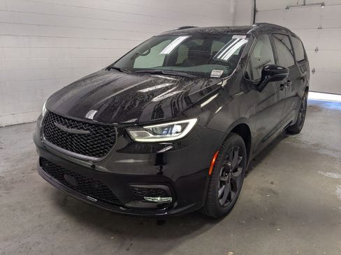 New 2026 Chrysler Pacifica Limited w/ S Appearance Package AWD/4WD image 10