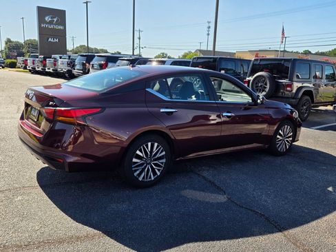Used 2023 Nissan Altima 2.5 SV FWD image 14