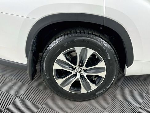 Used 2023 Toyota Highlander XLE AWD/4WD image 27