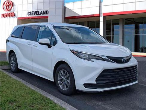 Used 2024 Toyota Sienna LE FWD image 2