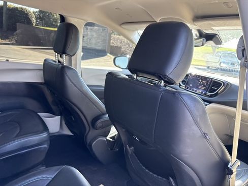 Used 2021 Chrysler Pacifica Touring-L FWD image 24