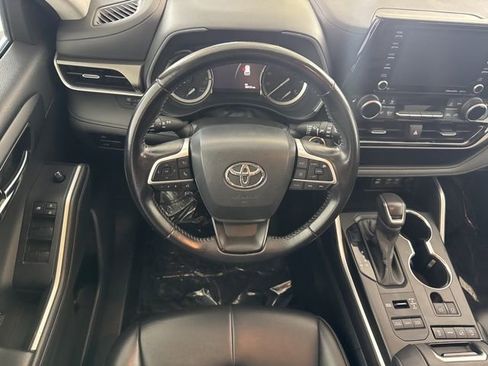 Used 2022 Toyota Highlander XLE image 30