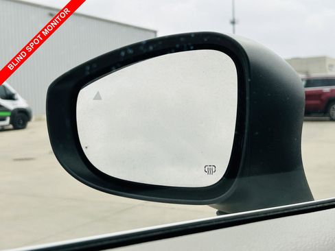 Used 2023 Chrysler Pacifica Touring-L image 9