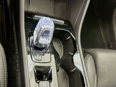 Used 2025 Volvo XC40 B5 Plus image 25