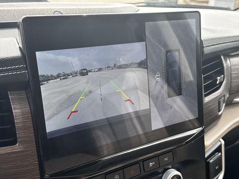 Used 2024 Ford Expedition Limited image 19